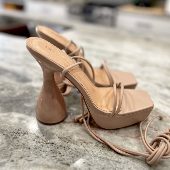 NWT Bella Marie Platforms With Sculpted Shiny Heel And Tie Up Straps - Picture 3 of 8